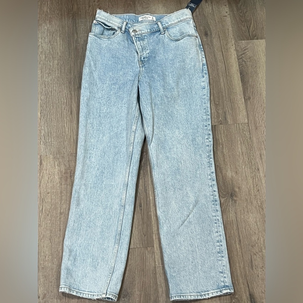 NWT Abercrombie The 90’s Straight Ultra High Rise 28 Short Light Wash Jeans